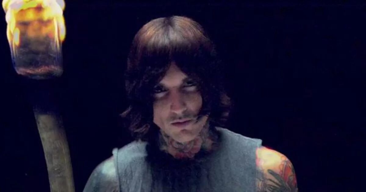 Bring me the horizon throne. Oliver Sykes Throne. Оливер Скотт Сайкс Throne. Bmth Throne.