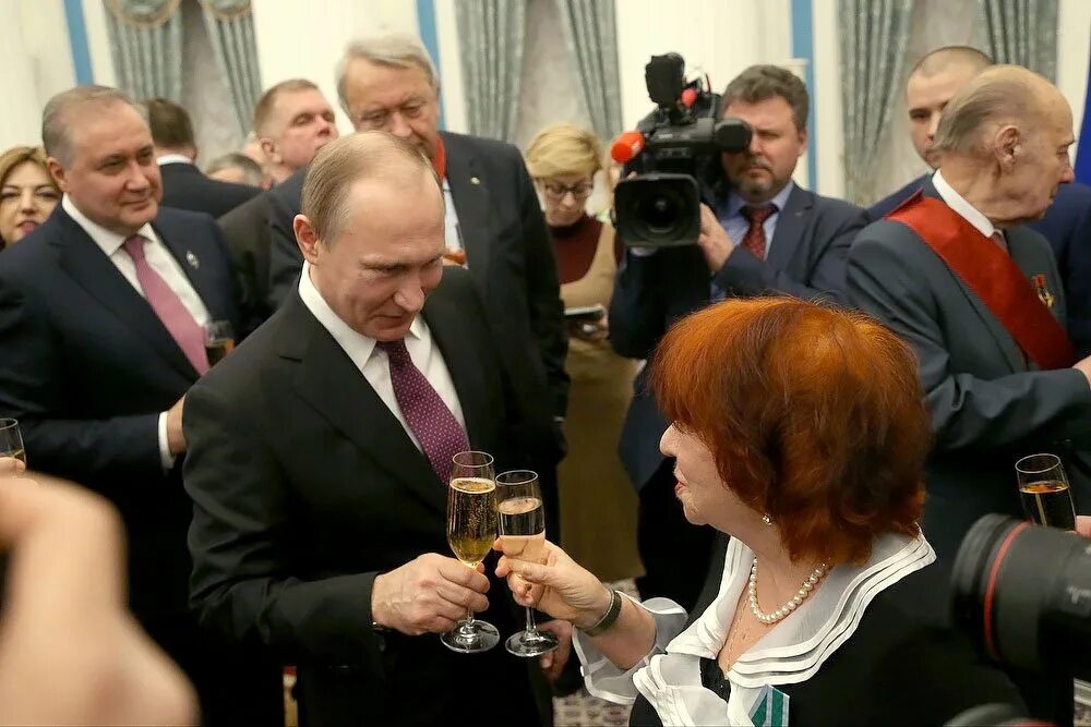 Кого сегодня наградили в кремле список награжденных. Вручение наград путиным в кремле сегодня. награждение в кремле сегодня список награжденных сегодня. награждение в кремле сегодня.