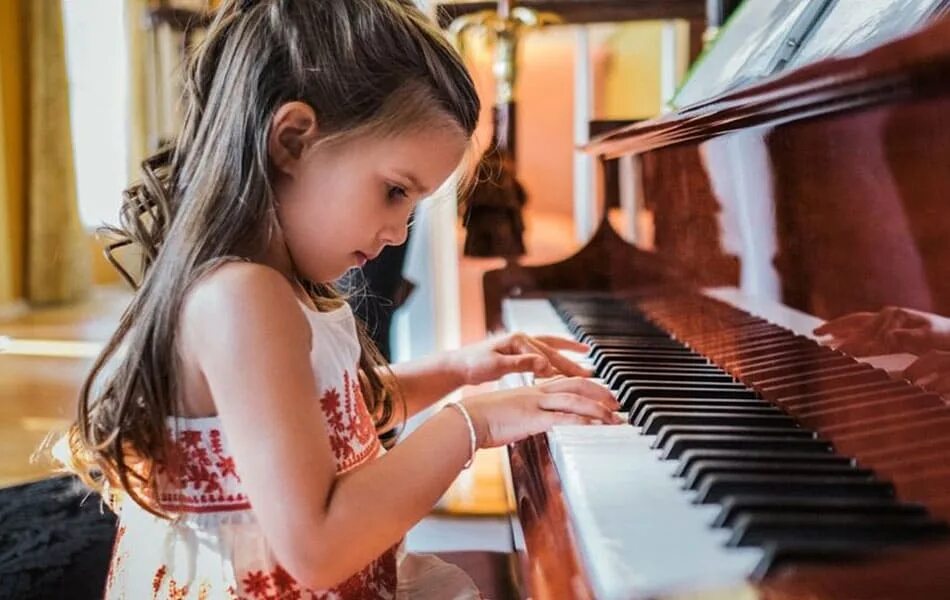 ребенок за фортепиано. учитель фортепиано. музыкальный урок. ребенок за роялем. урок музыки онлайн.