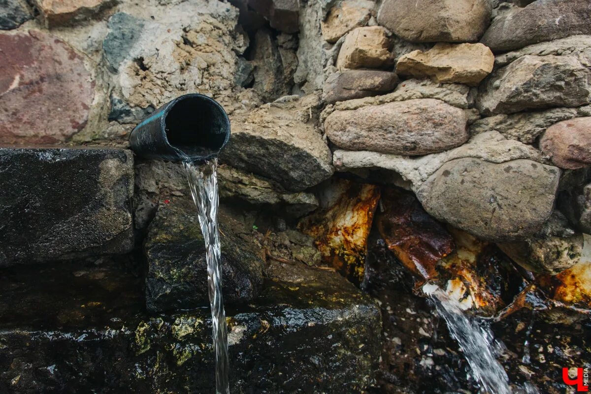 Родниковая вода вода родника. Родник Златоуст. Родниковая вода. Питьевой источник. Питьевой Родник.