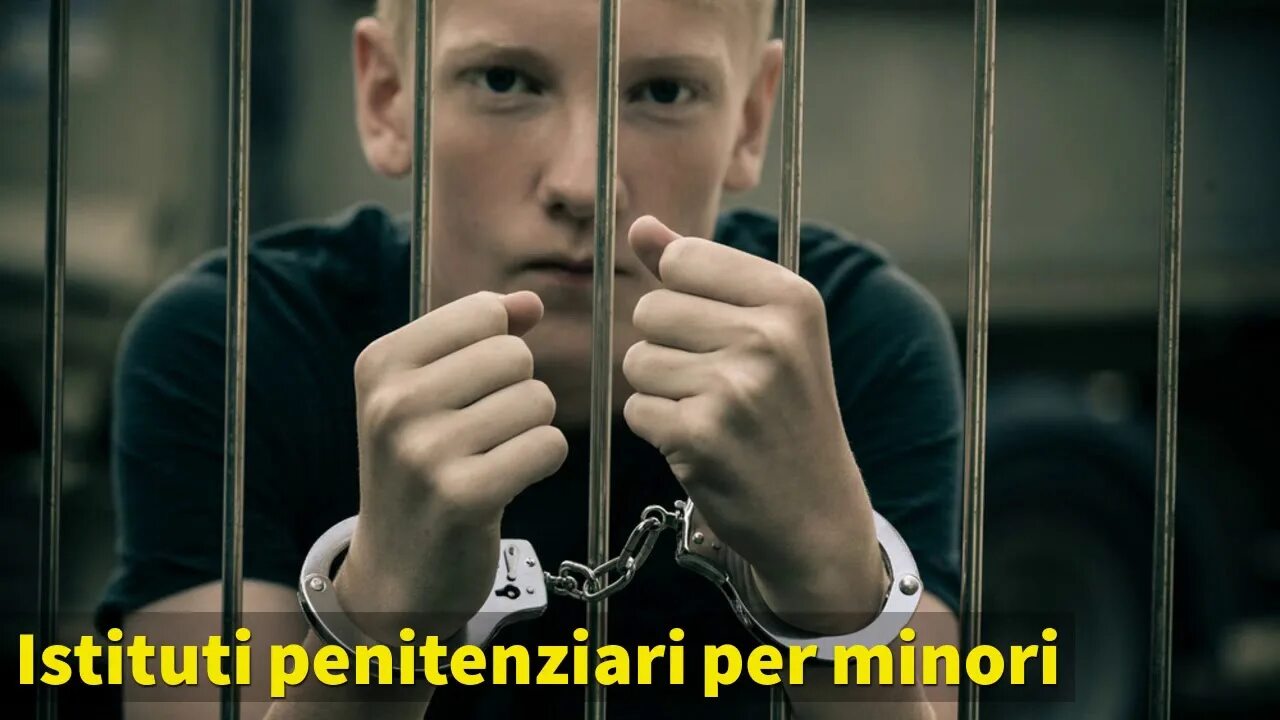 Уголовного преследования несовершеннолетних. Несовершеннолетний в наручниках. уголовное наказание несовершеннолетних. преступность несовершеннолетних наказание.
