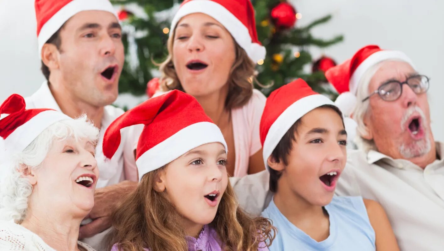 Family sing. Люди поют новый год. Новогоднее пение. Рождество в Германии семья. Новый год компания детей.