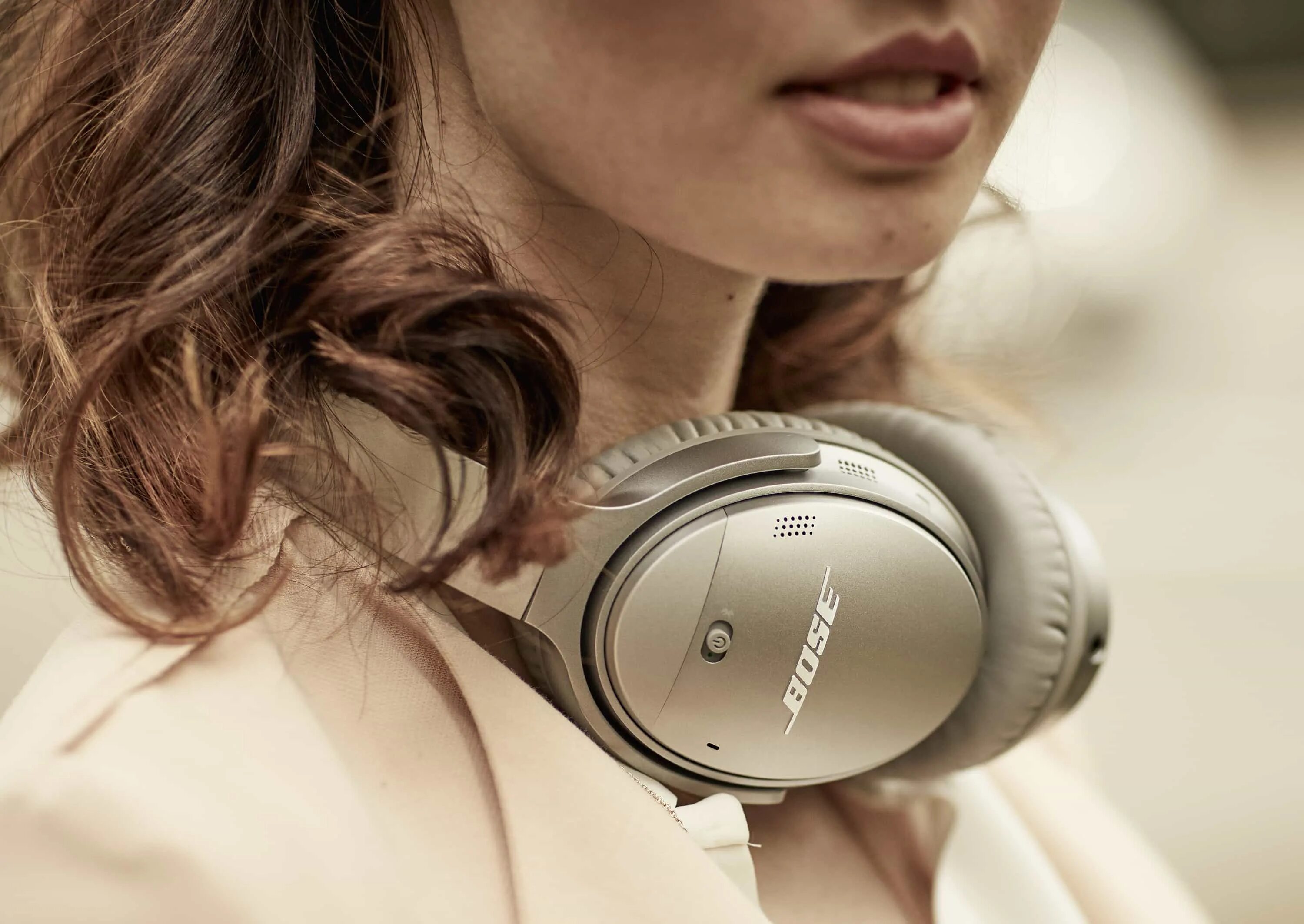 Почему наушник шумит. Bose QUIETCOMFORT 35 II Wireless. Bose QUIETCOMFORT 45. Женские наушники. Наушники для девушек.