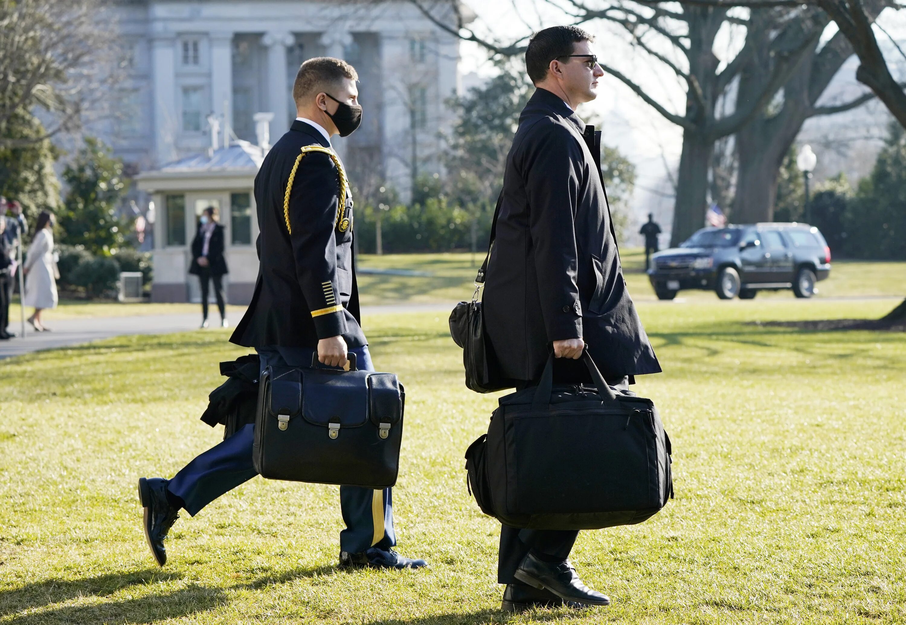 Ядерный чемоданчик президента. Байден с ядерным чемоданчиком. Ядерный чемоданчик президента США.