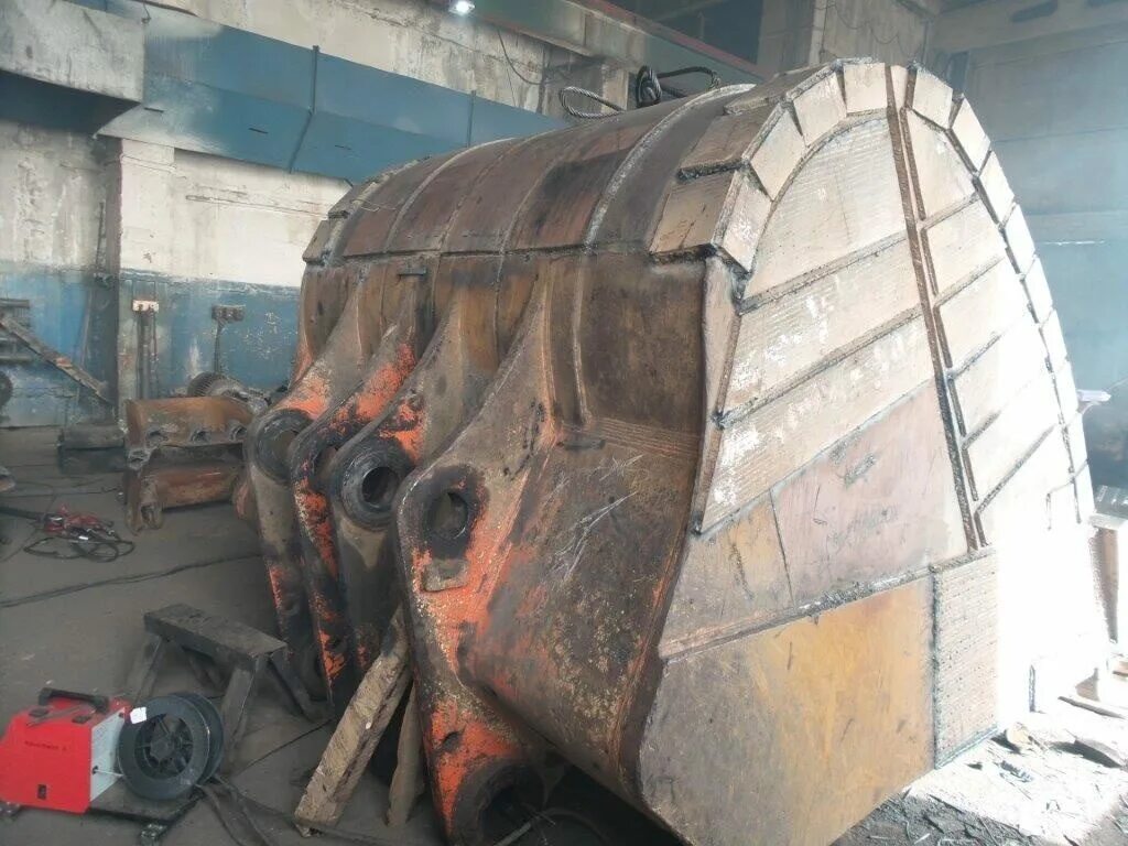 Футеровка hardox 500. Футеровка ковша экскаватора. Футеровка ковша траками. Футеровка ковша. Межзубьевая защита ковша 209-939-5170.