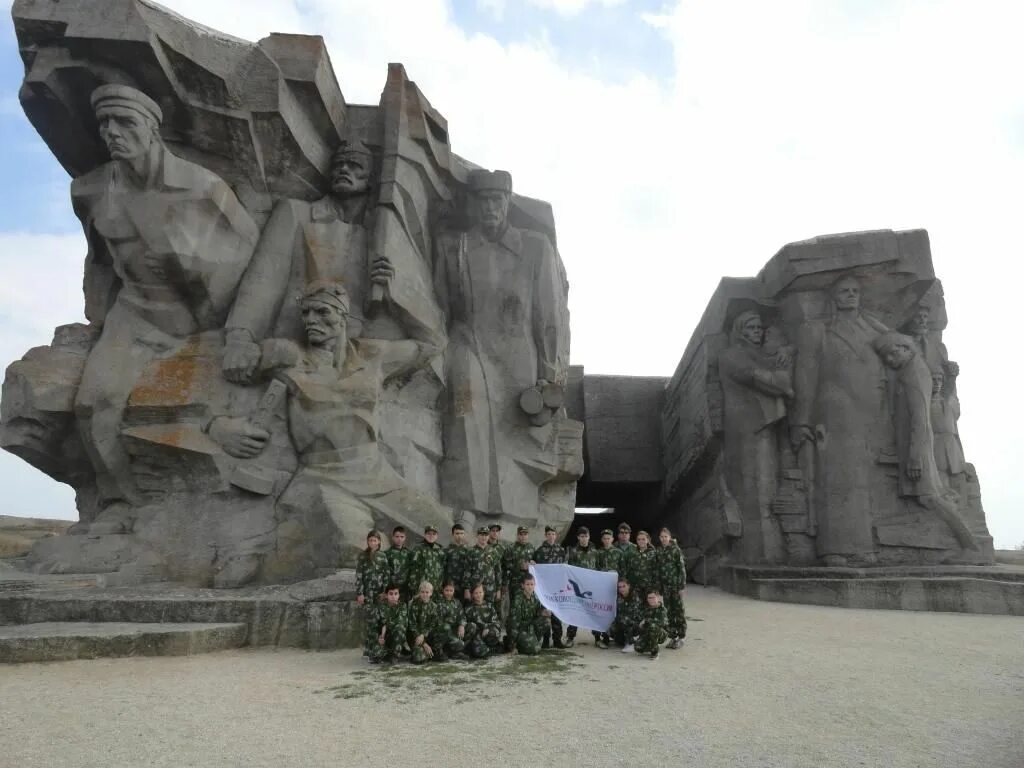Керчь город герой. Памятник героям аджимушкая керчь. Памятник аджимушкайские каменоломни город керчь. Керчь памятники великой отечественной. Мемориальный комплекс аджимушкайские каменоломни.