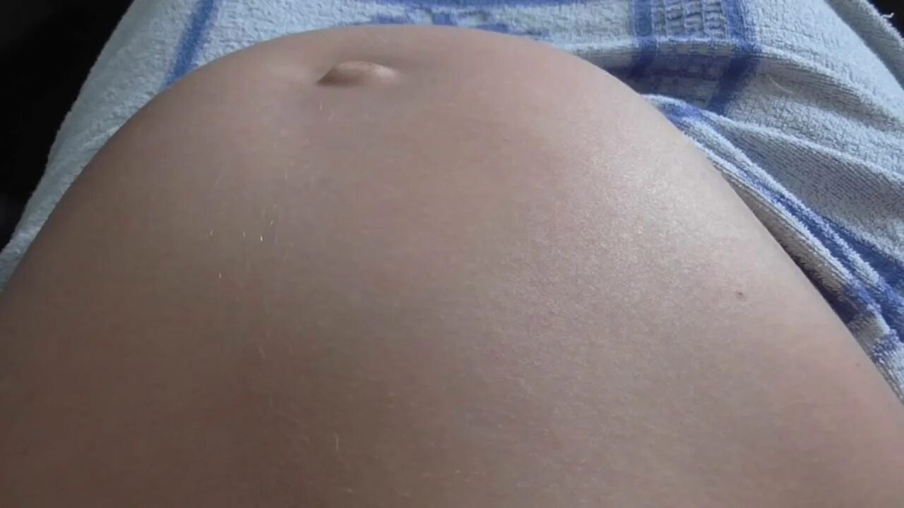 Забеременела сверху. Шевеление малыша в животе. Беременный живот. Ребенок в животе беременной.