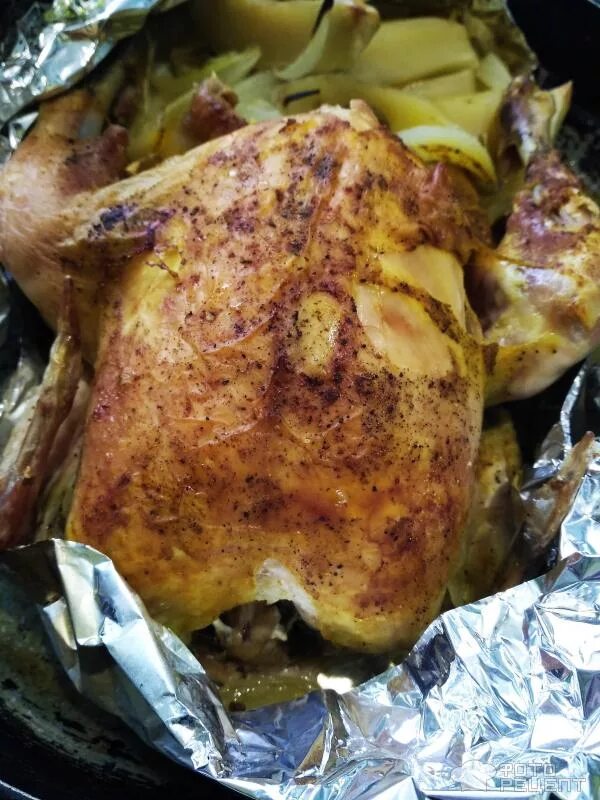 Курица с картошкой в духовке под фольгой. Курица с картошкой в духовке в фольге. Курица в фольге в духовке. Запечь картошку с курицей в духовке в фольге. Курица под фольгой в духовке.