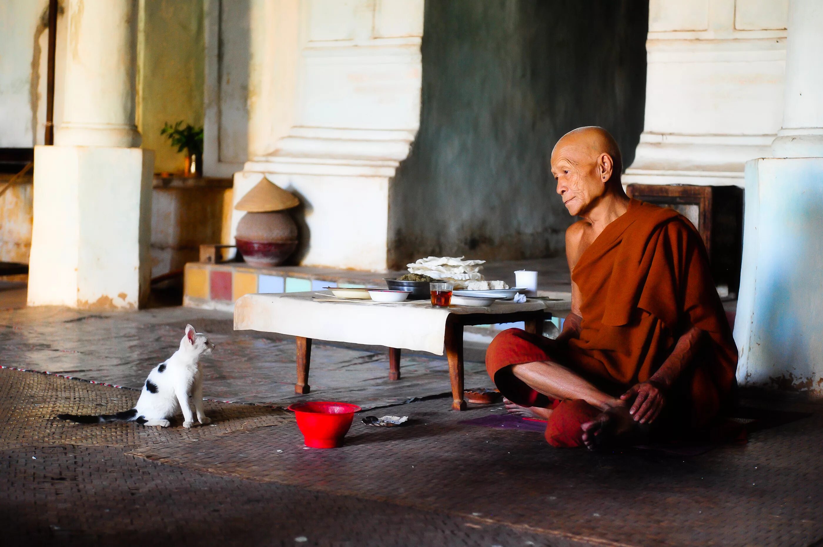 Буддистский монах Тибет. Тхить Нят Хань вьетнамский монах. Монастырь Седа тибетский. Эйсай японский монах. Монах медитирует