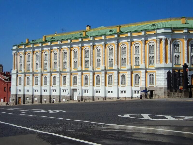 Кремль Москва внутри здания. Оружейная палата тон. 14 Корпус Московского Кремля внутри. Здание оружейной палаты.