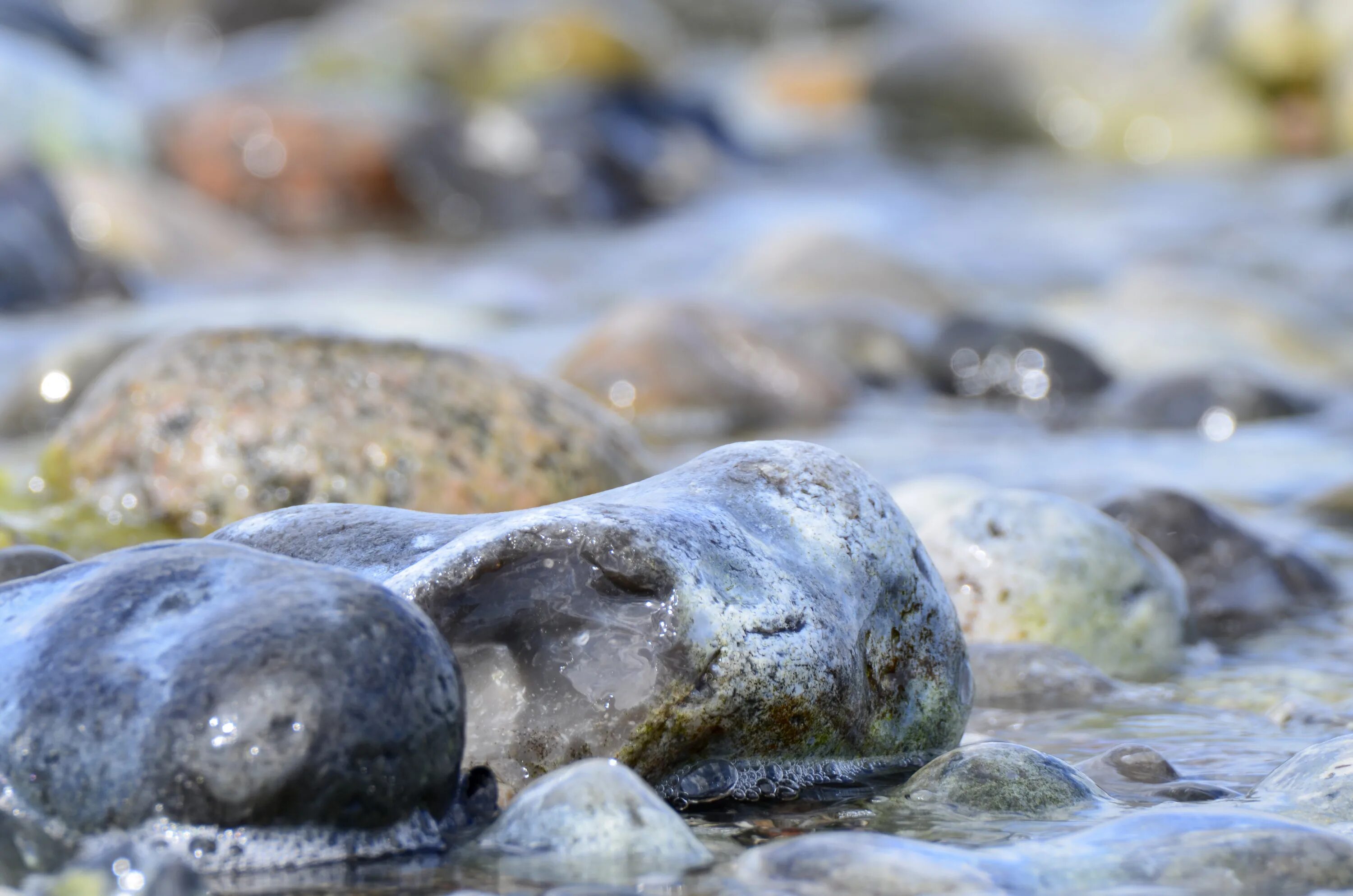 Самоцветы вода. Камни в воде. Булыжник в воде. Камни под водой. Водяной камень.