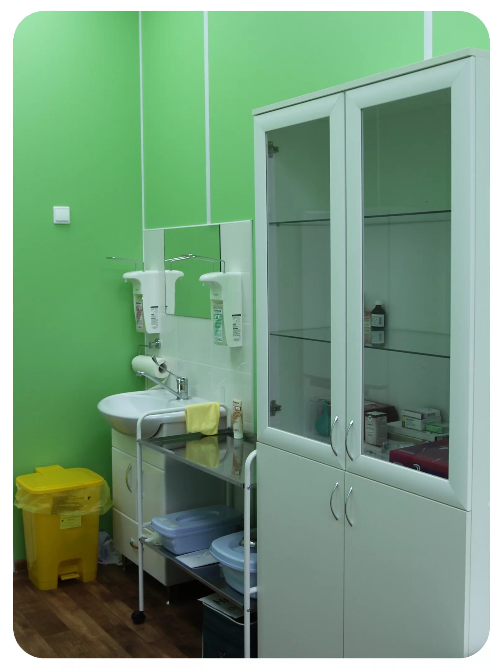 Процедурный медкабинет. Современный процедурный кабинет. Оснащение процедурного кабинета. Процедурные кабинеты в семашко. Интерьер процедурного кабинета.