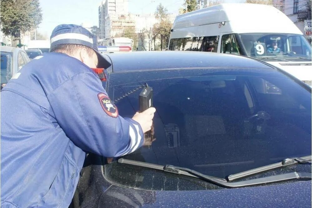 В каком году разрешат тонировку. Штраф за тонировку. дпс тонировка. штраф за тонировку автомобиля. дпс замеряют тонировку.