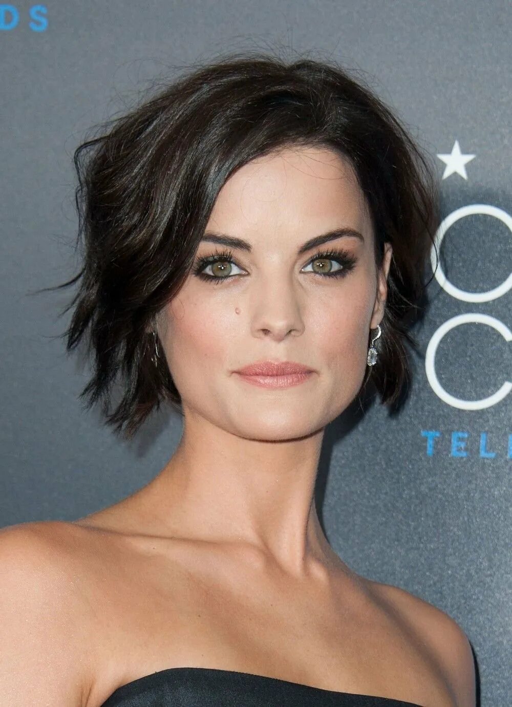 Квадратное лицо какая стрижка. Jaimie Alexander короткая стрижка. Джейми Александер с короткой стрижкой. Jaimie Alexander короткие волосы.