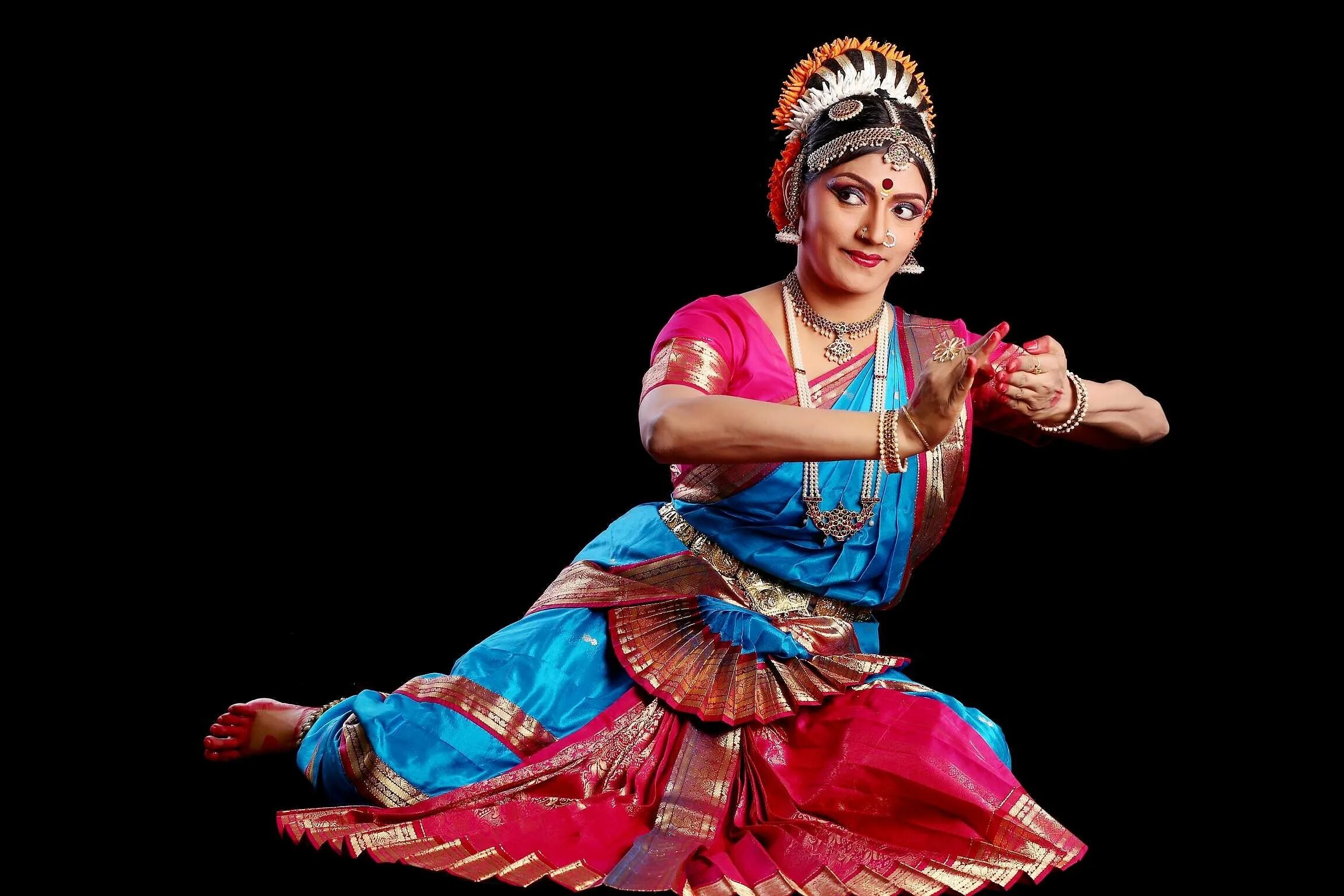 Кучипуди в книге рекордов гиннесса. Индия катхак. Кучипуди на фасаде. Индийский классический танец бхаратанатьям. Кучипуди падма путту.