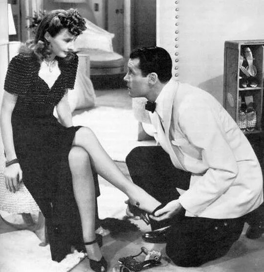 Послушная девушка. Красивые властные женщины. Клее женщина. Мужчина одевает туфли женщине. Девушка унижается.