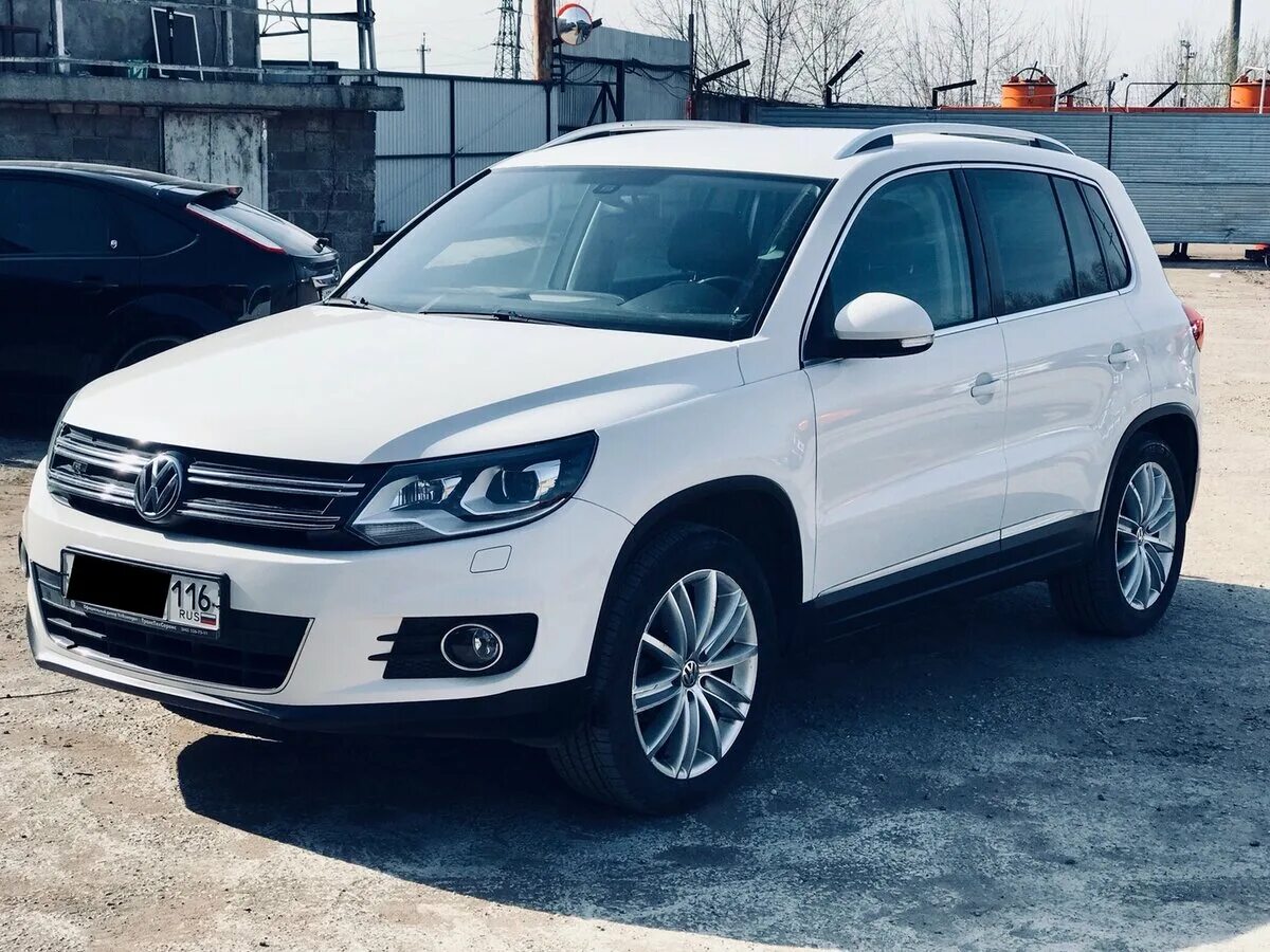 Купить автомобиль фольксваген тигуан. VW Tiguan 2012. Volkswagen Tiguan i Рестайлинг 2012. Volkswagen Tiguan 2012 белый. Фольксваген Тигуан 2012 белый.