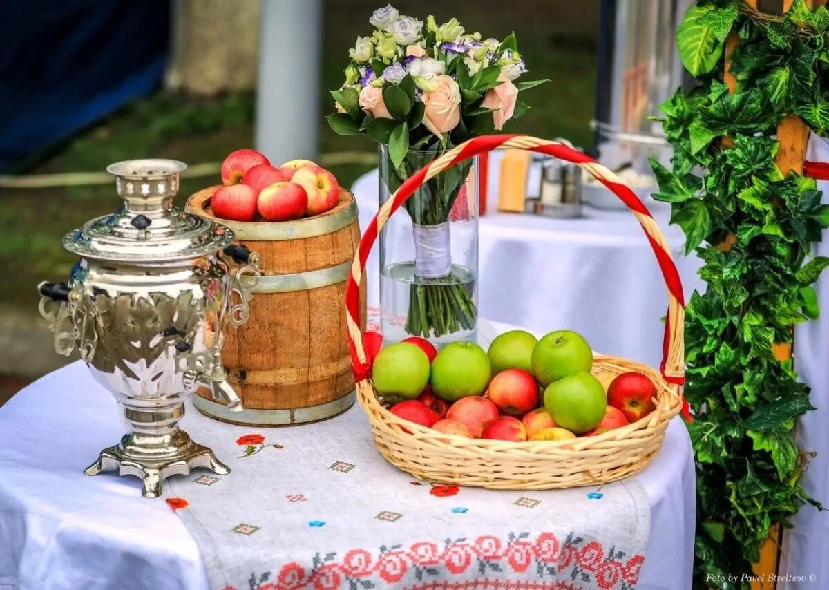 Яблочный спас 2019. Преображение господне 2019 яблочный спас. Яблоки яблочный спас. Преображение господне медовый спас. Август яблочный спас.