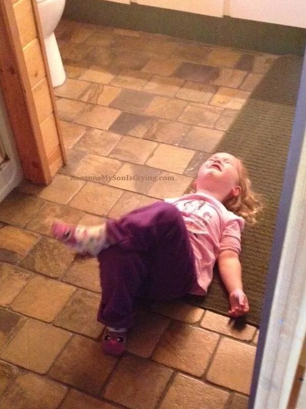 китайский ребенок плачет. капризный ребенок. капризный ребенок. ребенок плачет. нервный ребенок.