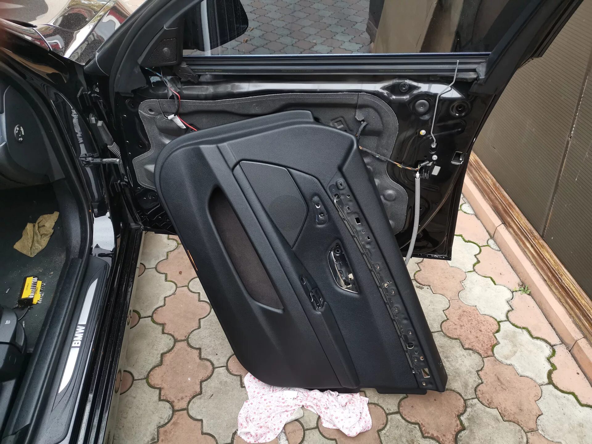 Как снимать двери на бмв. Дверь bmw f10. двери bmw f10 2025. bmw 5 дверей. клипсы двери на бмв 5 f10.