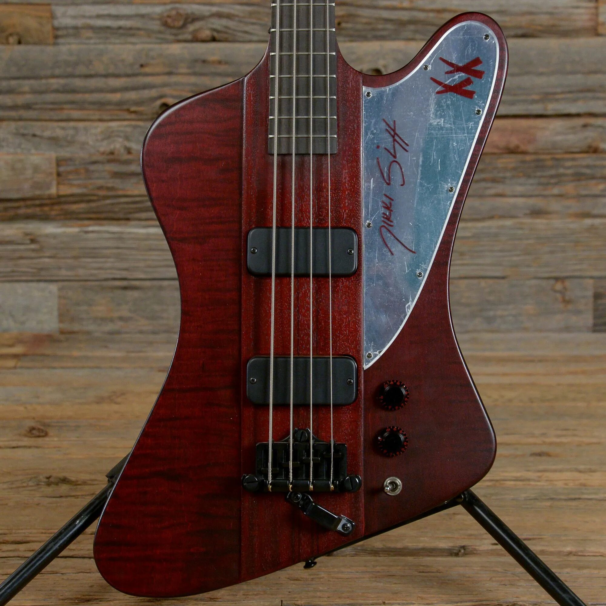 Red bass. Бас гитара Epiphone красная. Гибсон Тандерберд бас Ники сикс. Nikki Sixx Thunderbird. Nikki Sixx Bass.