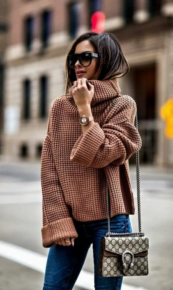 Стиль “oversize” 2021. Свитера оверсайз образы. Свитера оверсайз образы. Юбка карандаш и свитер оверсайз. Свитер оверсайз зара.