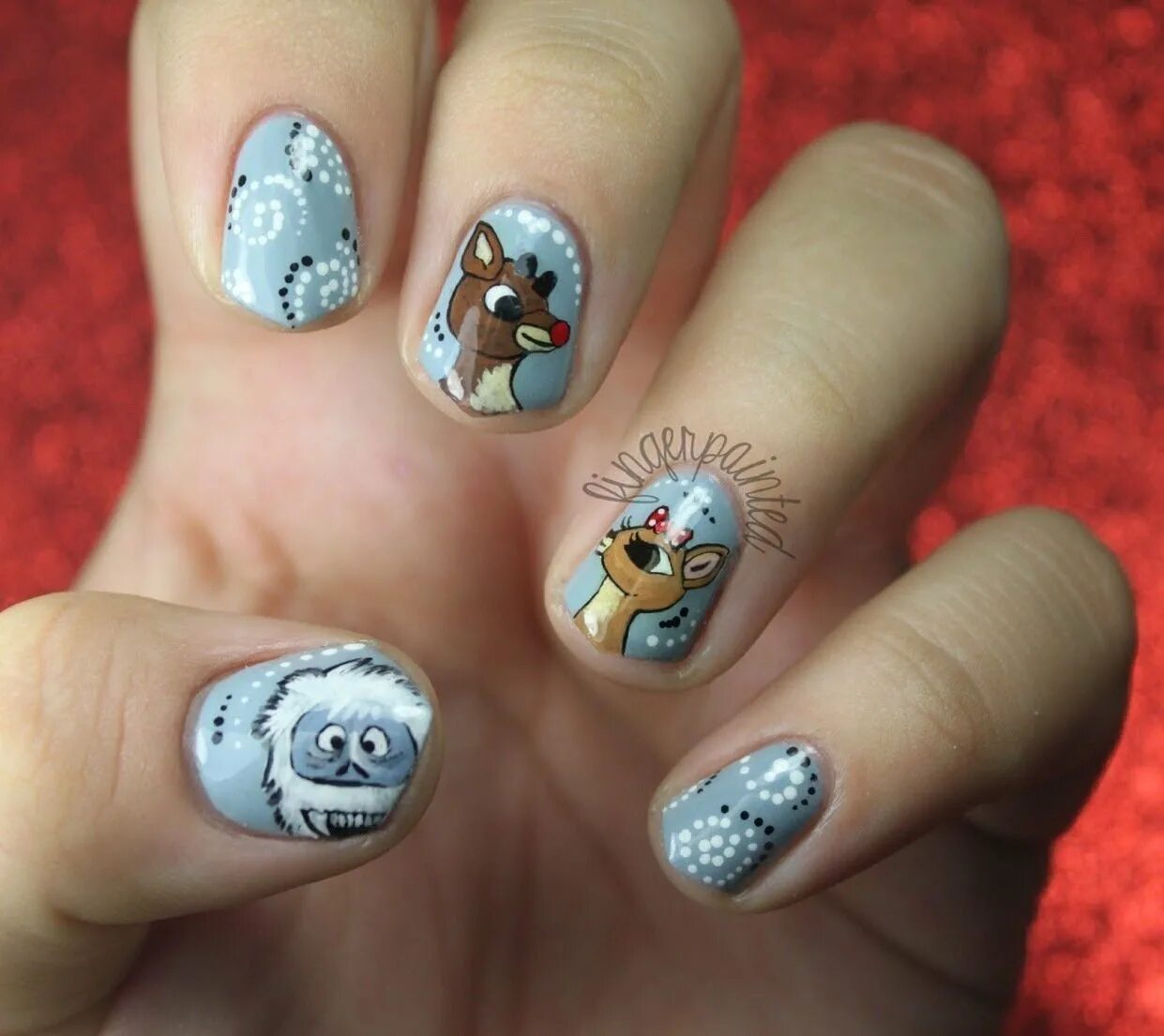 Новогодний маникюр 2023 год кролика. Новогодний маникюр с ол. Маникюр с пингвинчиками новогодний. Новогодний маникюр с оленями. Пингвин на ногтях новогодний.