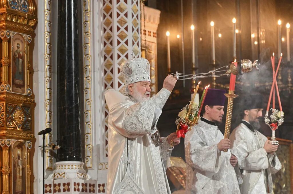 Вечерняя служба в церкви время. Пасхальное богослужение в храме Христа Спасителя 2021. Пасхальная служба в храме Христа Спасителя. Служба на Пасху в храме Христа Спасителя. Пасха 2021 храм Христа Спасителя.