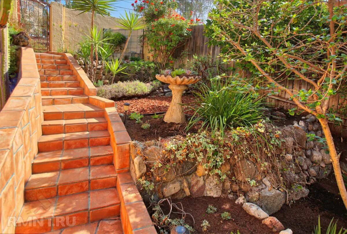 Ступени в саду. Ступени в саду. Лестница в ландшафте. Каменные лестницы в саду. Ступеньки в саду.