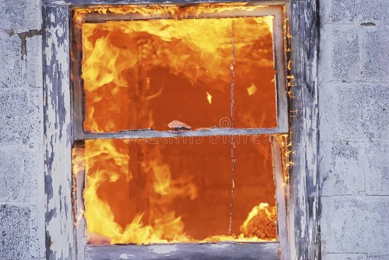 Пожар в окне. Сгоревшая оконная рама. Отражение пожара в окне. Огонь в окне. Сгоревшее окно