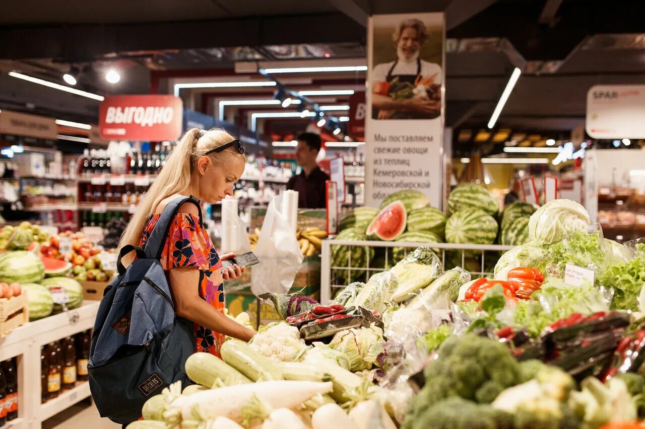 Магазин спар сегодня. Спар магазин. Магазин крупной сети Spar. Спар Калининград сотрудники курьер. Магазин экзотики в Кемерово в внутри.