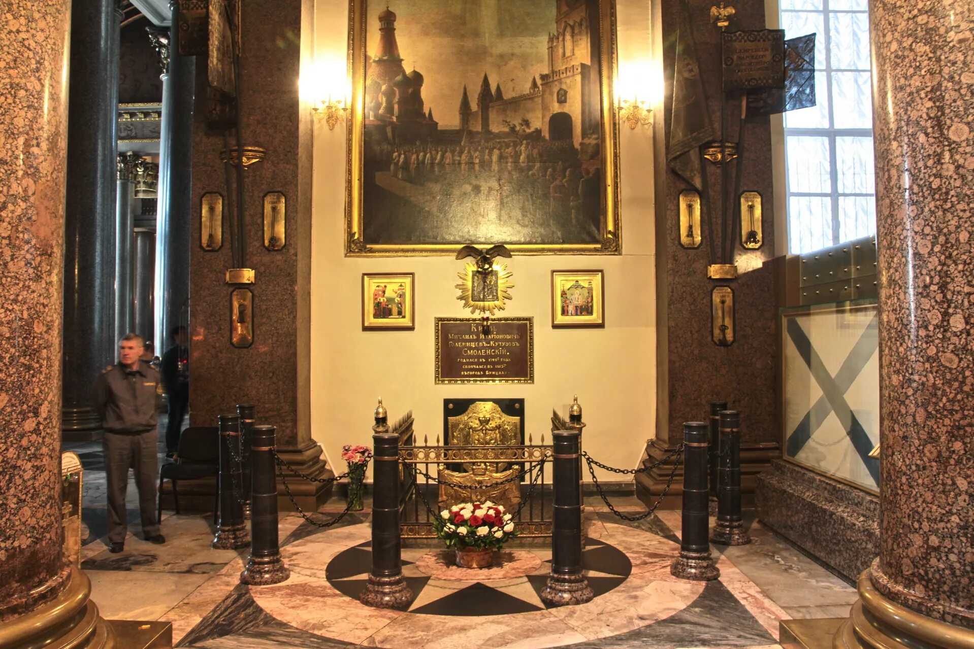 Могила в казанском соборе. Казанский собор кутузов могила. Могила кутузова в казанском соборе в питере. Кутузов похоронен в казанском соборе. Кутузов похоронен в казанском соборе.