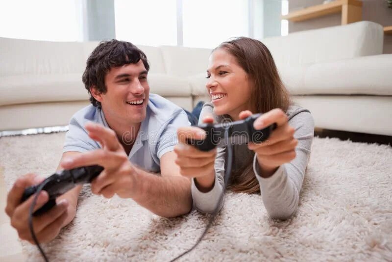 Телефон жены игра. Пара играет в Видеоигры. Игровые пары. Влюбленная пара играет в Видеоигры. Пара играет в приставку.