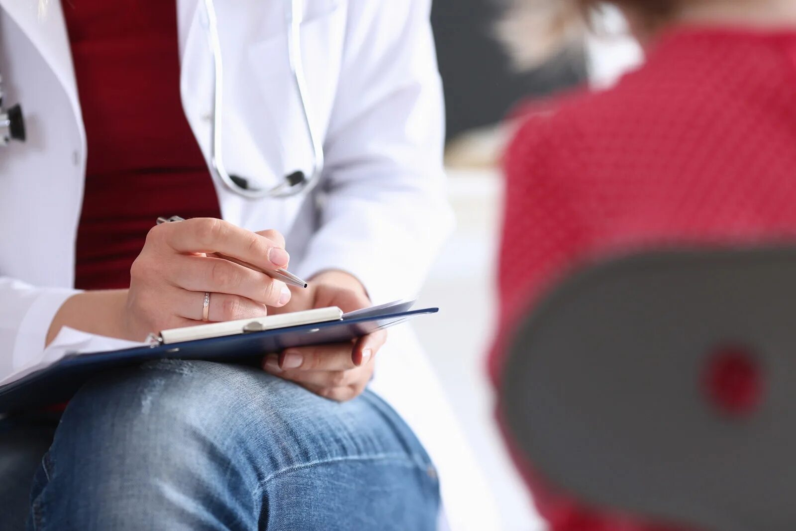 Дпдг психотерапия. Emdr психотерапия. девушка на приеме. девушка на приеме у врача.