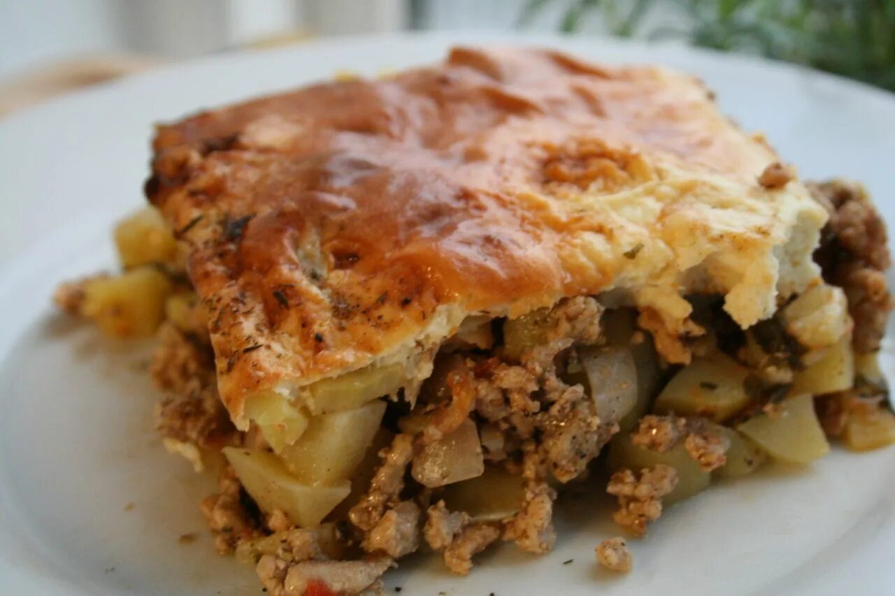 Мусака болгарская. Мусака с соусом бешамель и фаршем. Мусака блюдо. Греческая мусака с баклажанами классический. По эпирски мусака.