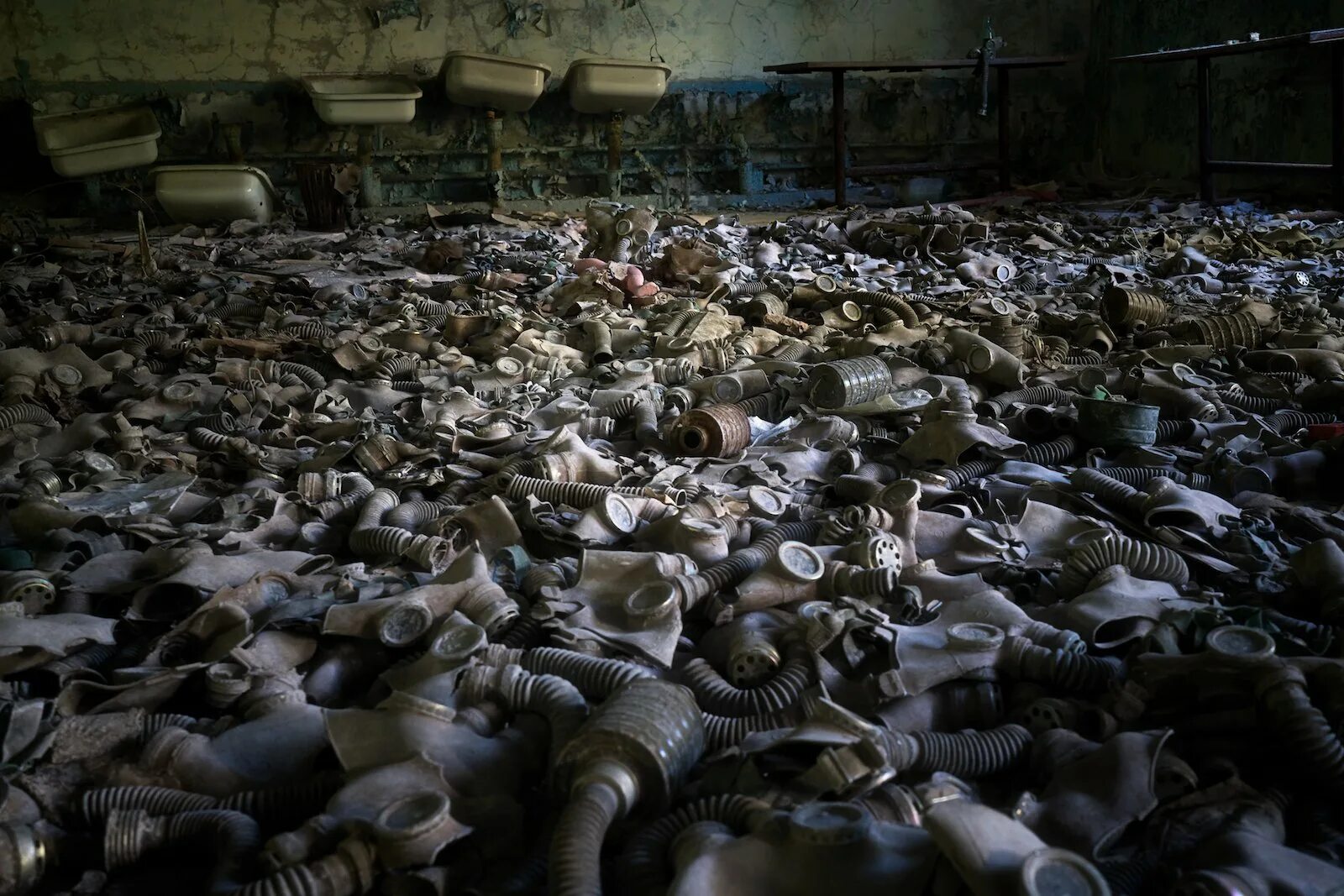 Люди которые живут после чс в чернобыле. Припять школа коридор до и после. Шестая больница чернобыль. Кибер кожа в припяти что это такое. Здание госпиталя в припяти.