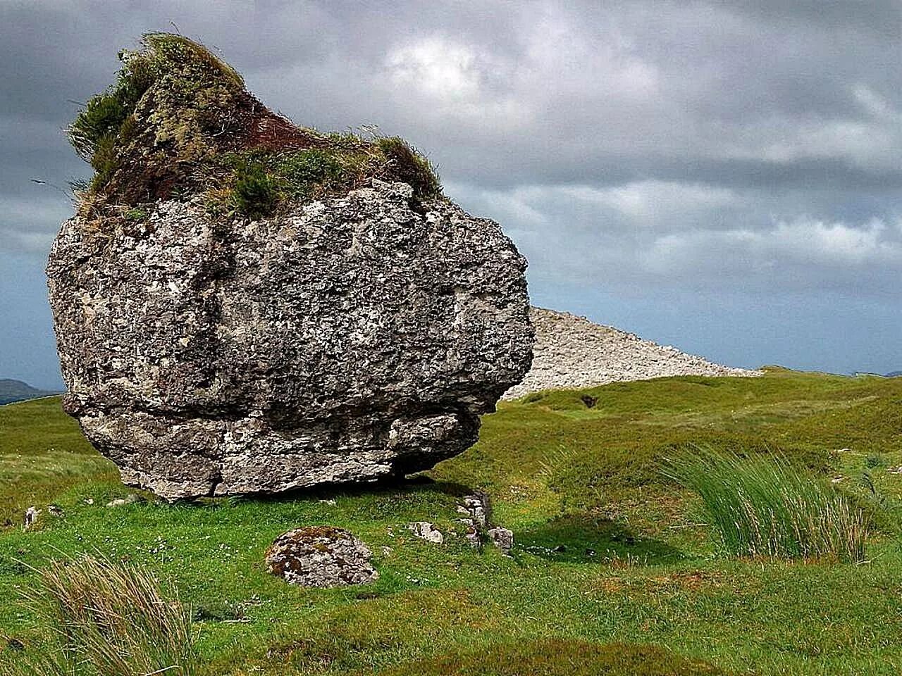 Stone photo. Камень Фаль Ирландия. Камень валун большой. Большой камень скала. Скалы камни валуны.