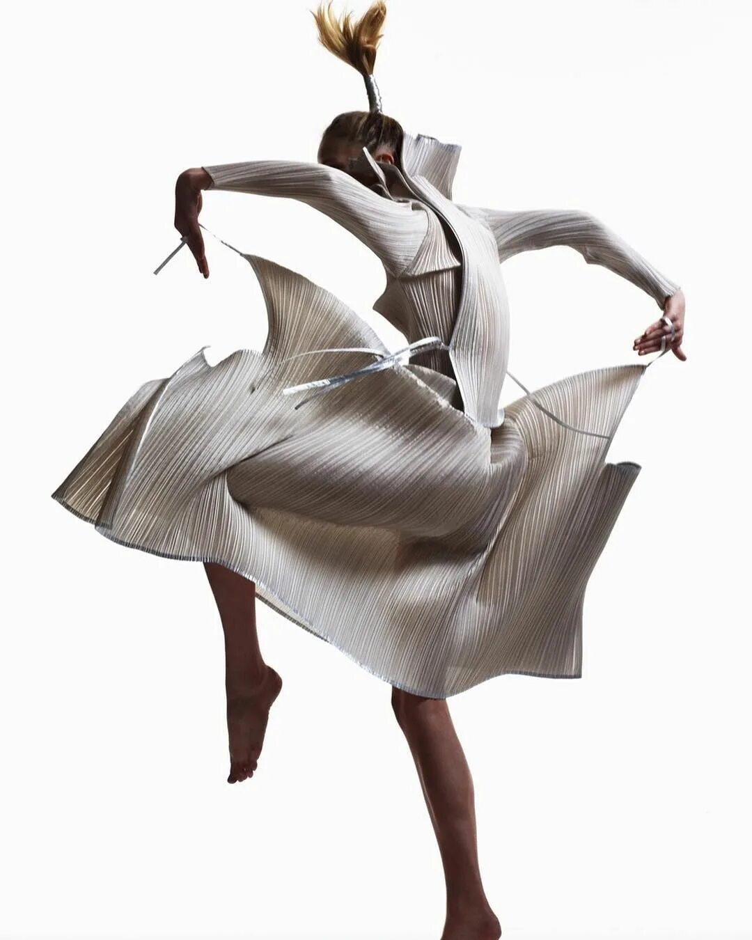 Issey miyake fashion. Фотограф кристиан тальявини. Миучча прада. Иссей мияке коллекция 1970. Сюрреализм в одежде.