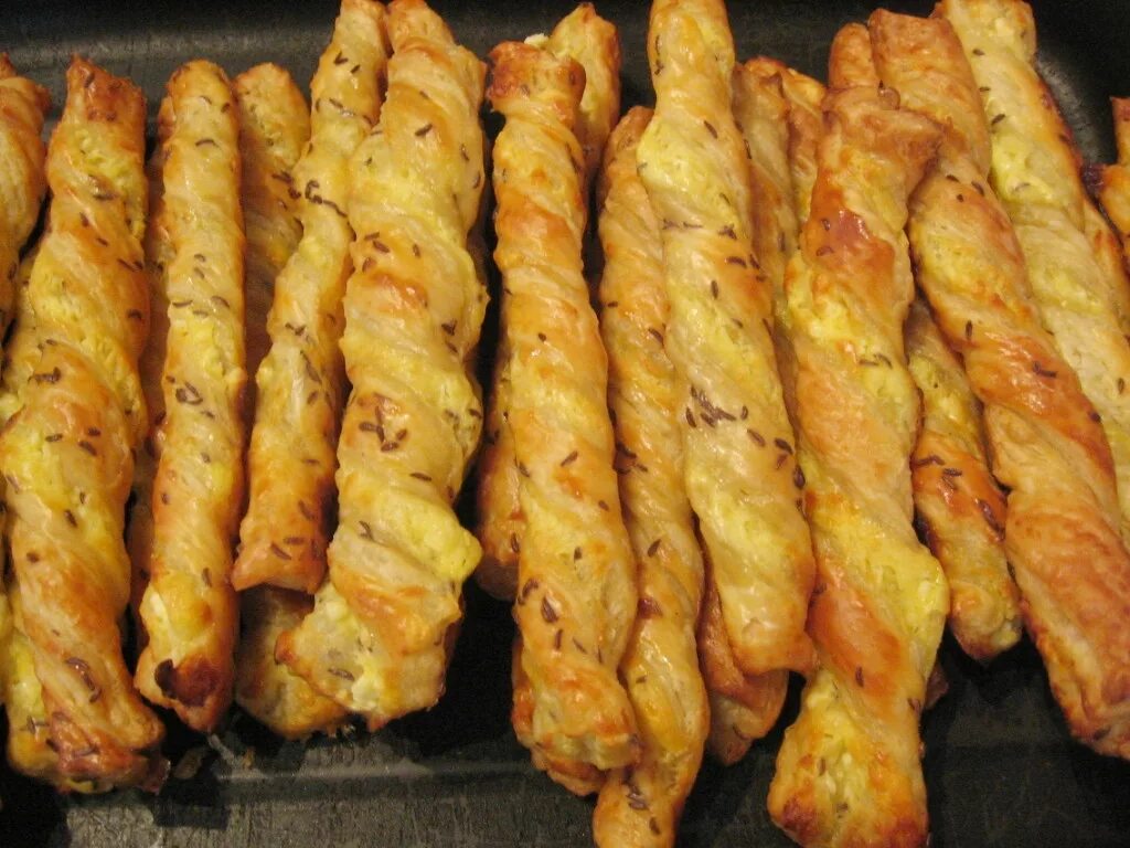 Палочки рецепт с фото. Палочки из слоеного теста. Слоеные палочки с сыром. Сырные палочки выпечка. Сырные палочки из слоеного теста.