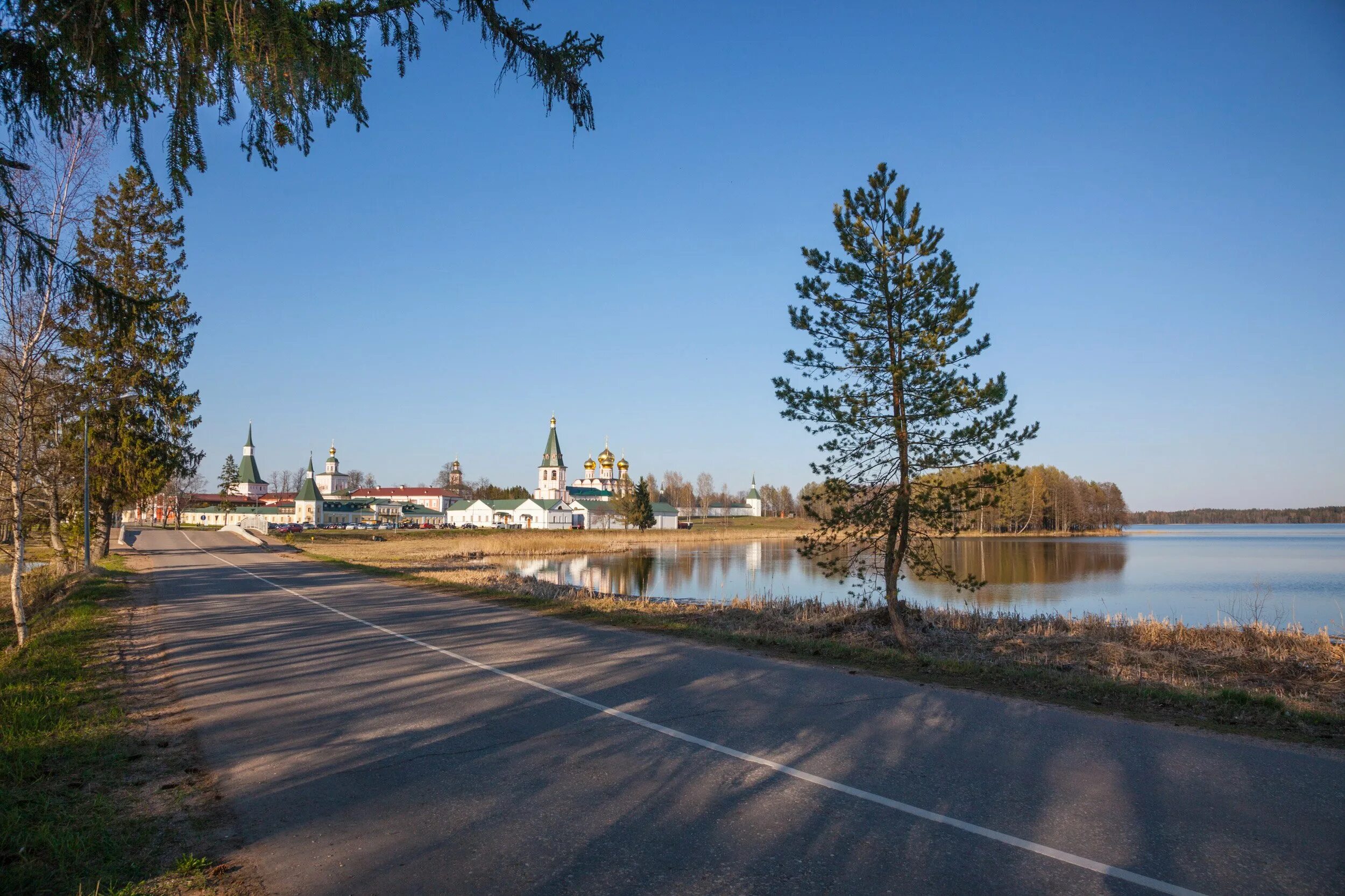 Валдайский Иверский монастырь набережная. Валдай Новгородская область. Соловьевский парк Валдай. Набережная г.Валдай. Валдай население