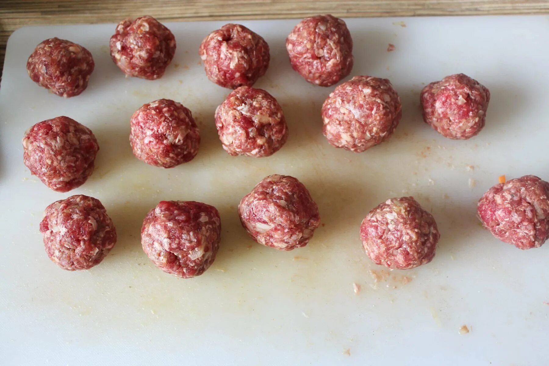 В фарш для фрикаделек добавляют яйцо. Фарш для фрикаделек в суп. Часар фрикадельки. Размер и форса фрикаделек. В фарш для фрикаделек добавляют яйцо.