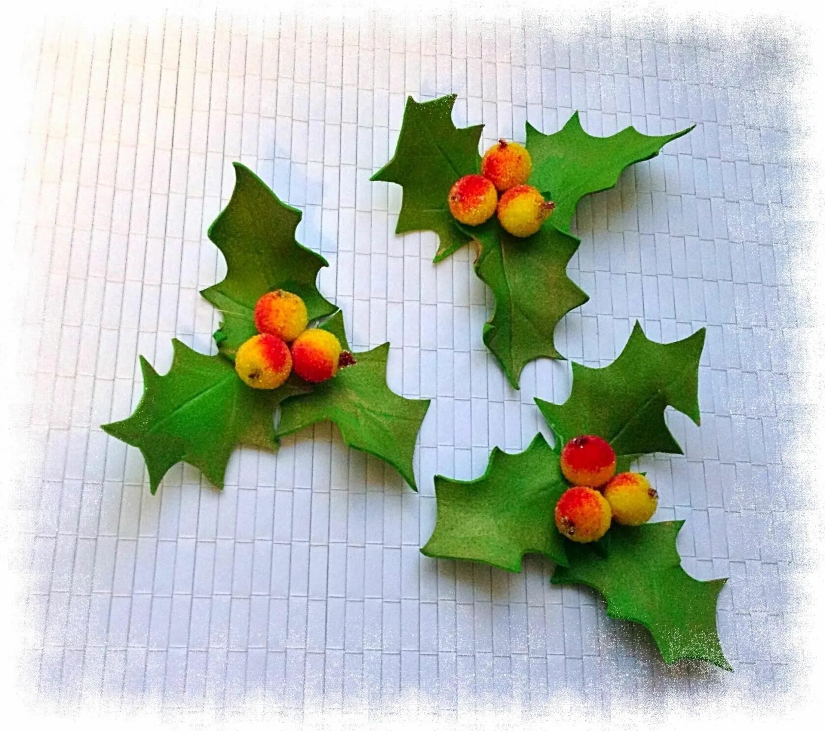 новогодняя подделка из фамерана. новогодние игрушки из фломеран а. новогодние венки из фетра.