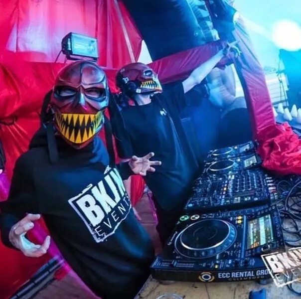 Как выглядит москов madness. Как одеться на рейв парню. Moscow madness 2023. Концерты рок групп в москве 2023 афиша. Moscow madness.