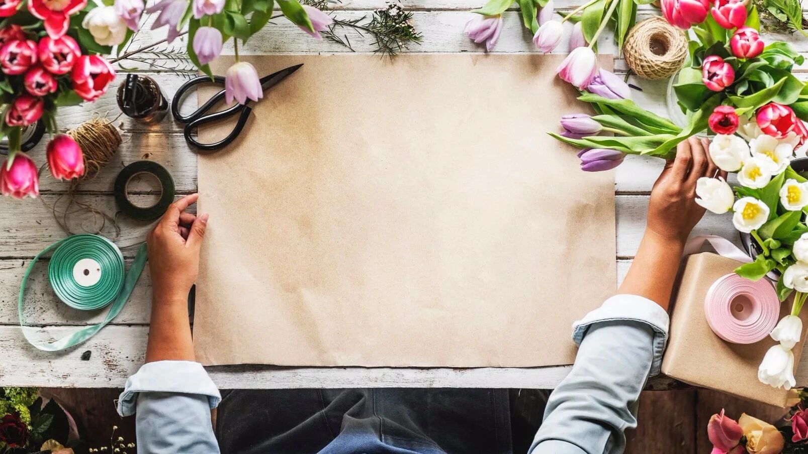 Как принять цветы. Букет цветов в корзине. Как принять цветы. Как принять цветы. Цветочек этикета презентация.