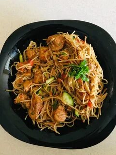 Горячее блюдо с фунчозой и курицей