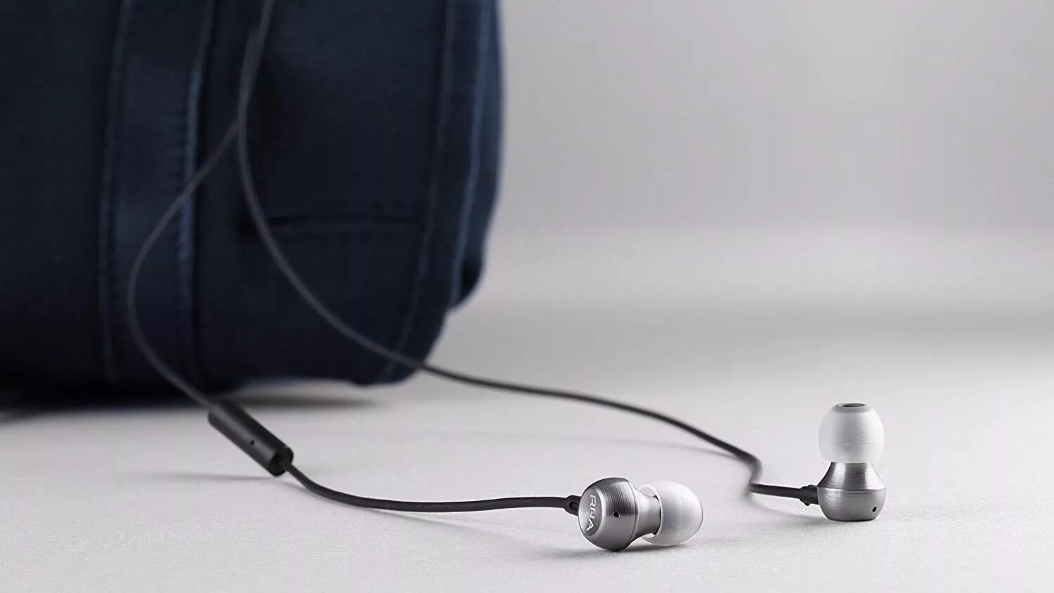 Микрофон яблоко. Микрофон эппл. Apogee mic 96k. Микрофон shure mv5-ltg. Микрофон эппл.