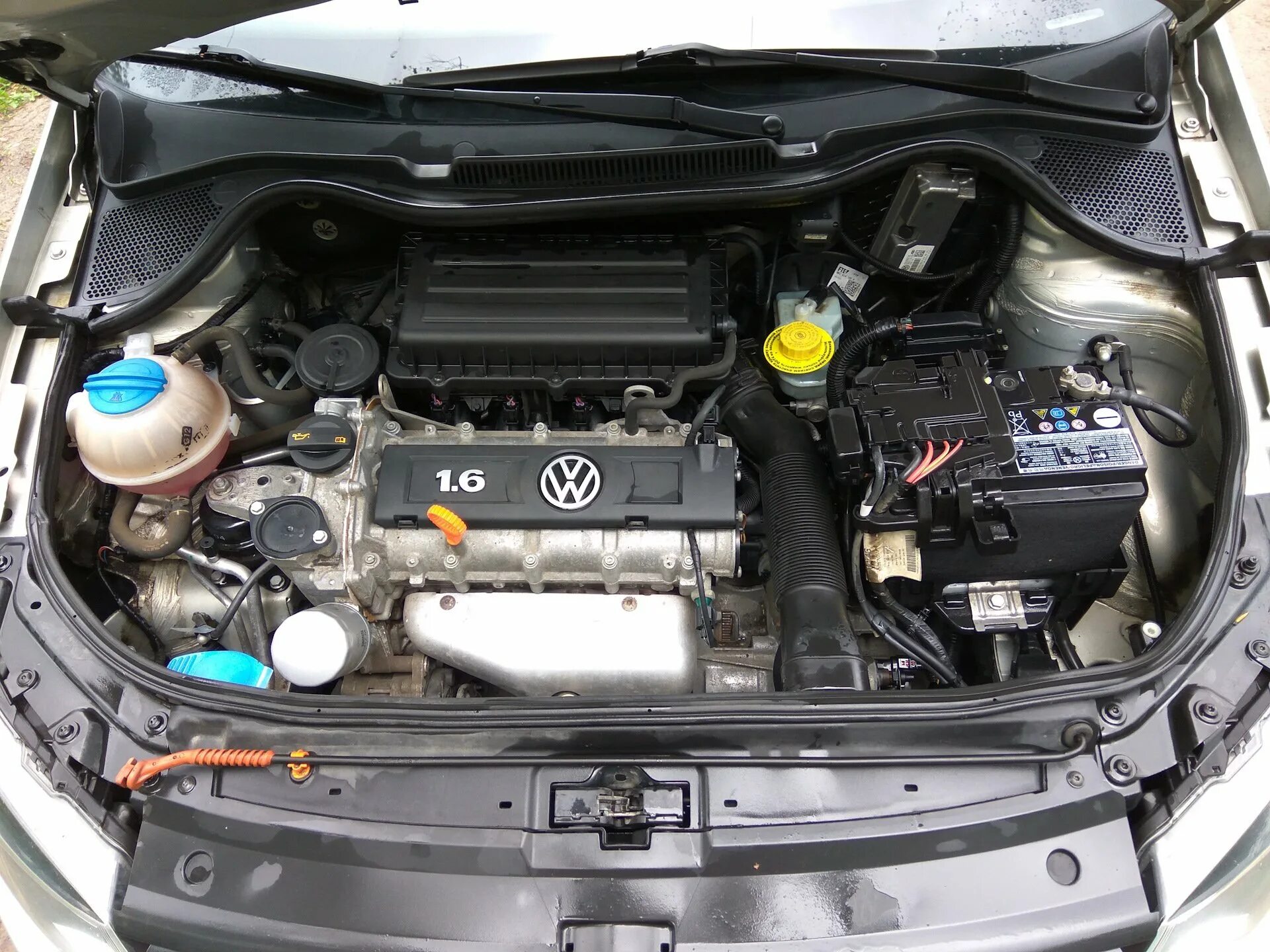 Подкапотное пространство поло. Подкапотка фольксваген поло 2013. volkswagen polo sedan подкапотка. моторный отсек поло седан 2013. моторный отсек фольксваген поло седан.