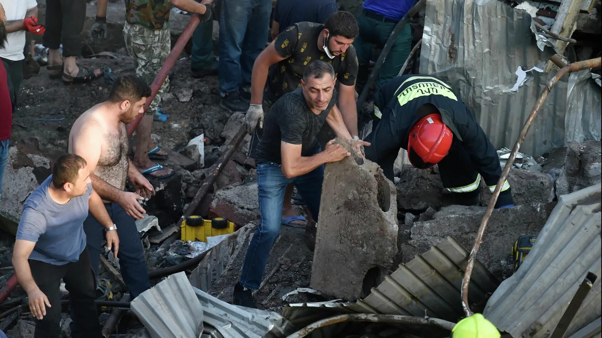 Что произошло в этот день в мире. ТЦ Сурмалу Ереван до взрыва. Взрыв в ТЦ В Ереване. Жертвы взрыва в Ереване Сурмала.