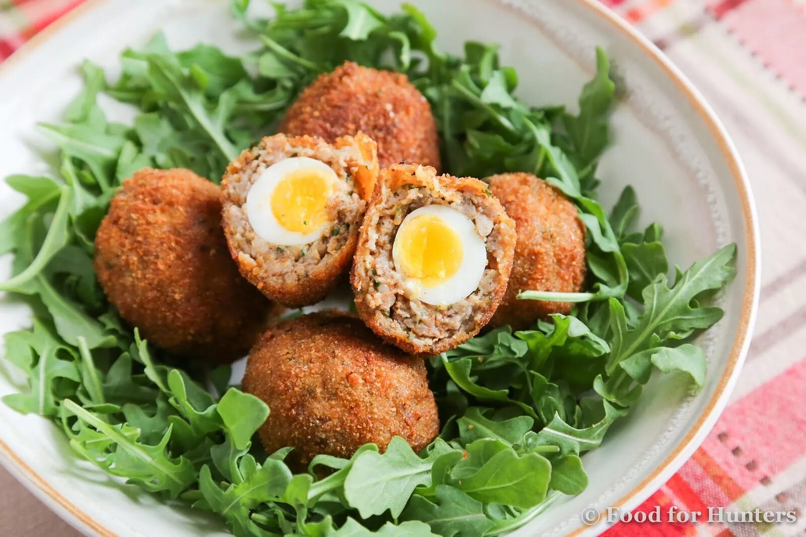 Котлеты из вареных яиц. Перепелиное яйцо пашот. котлеты с перепелиным яйцом. котлеты с вареным яйцом.