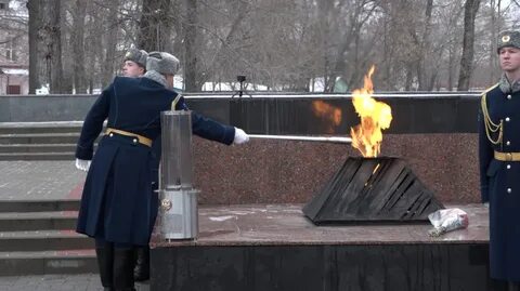 Зажжение вечного огня на могиле неизвестного солдата
